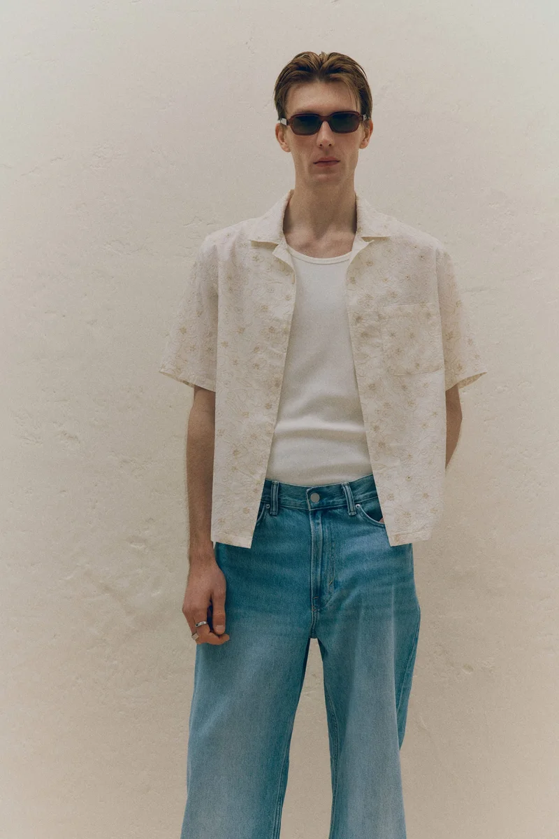 اتش اند ام قميص ريزورت مطرز بقصّة عادية