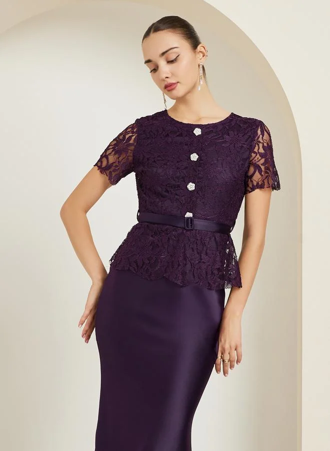 ستايلي فستان طويل ساتان بتفاصيل دانتيل وأزرار