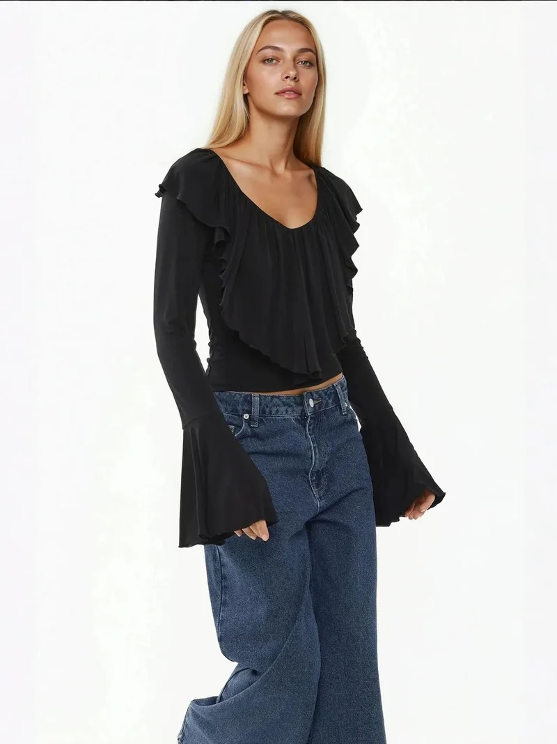 هيكاب بلوزة محبوكة بياقة على شكل حرف  وكشكشة