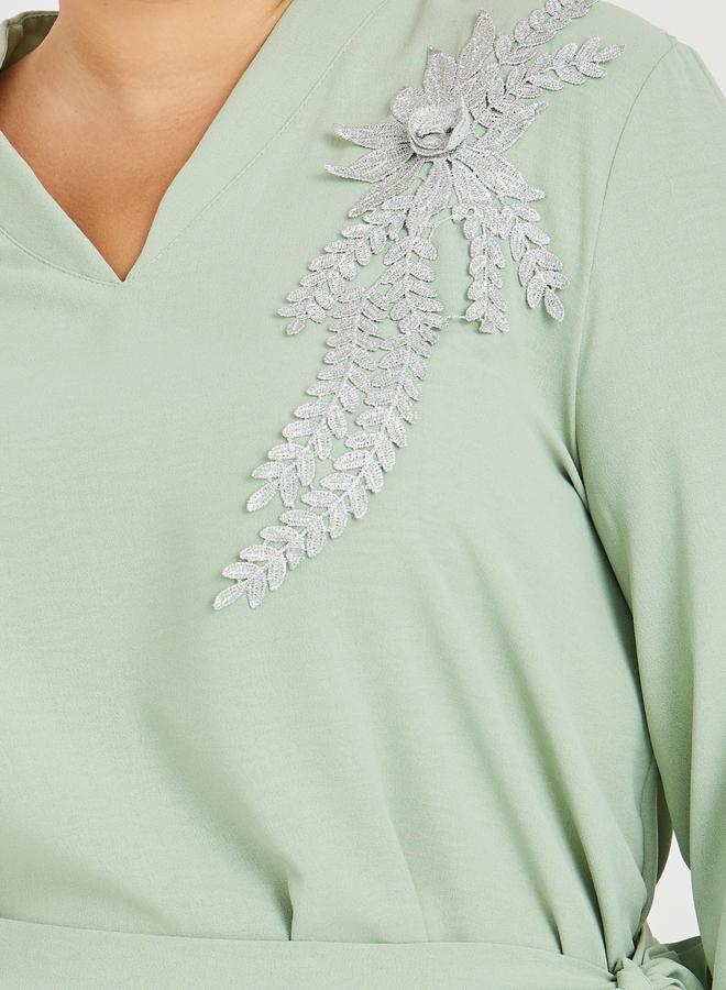 Styli Styli Plus Size Solid Collared Wrap Look Jalabiya with Lace Patch Detail  - Image 4