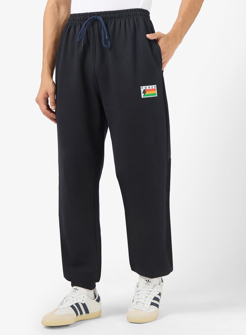 سفنتي فايف بيسيكس بنطلون رياضي بطبعة جرافيك وحزام مطاطي - Image 1