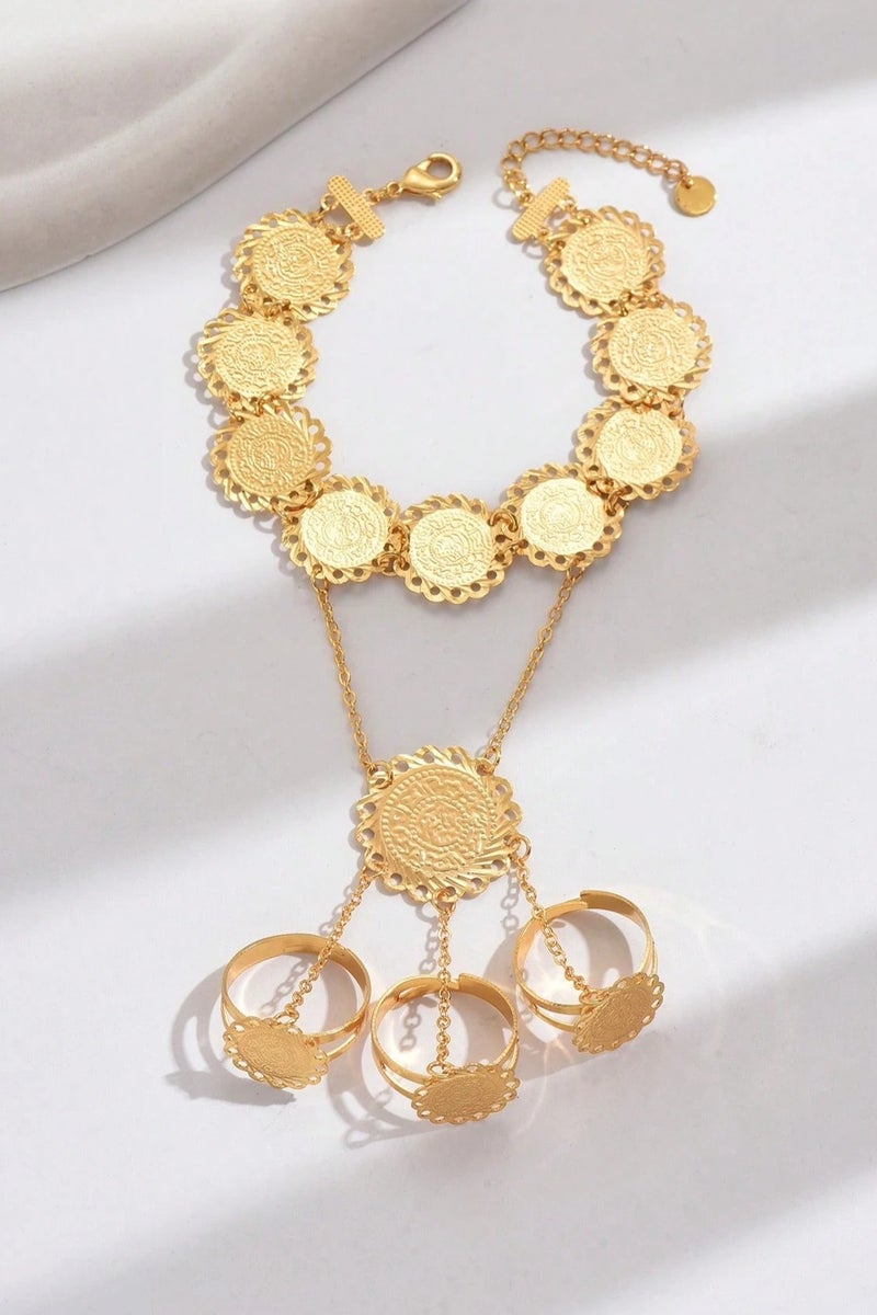 Saudi National Day Accessory – Hand Bracelet designed for celebrating Saudi National Day and Founding Day, featuring gold chains with coin-shaped charms and matching rings. - Image 3