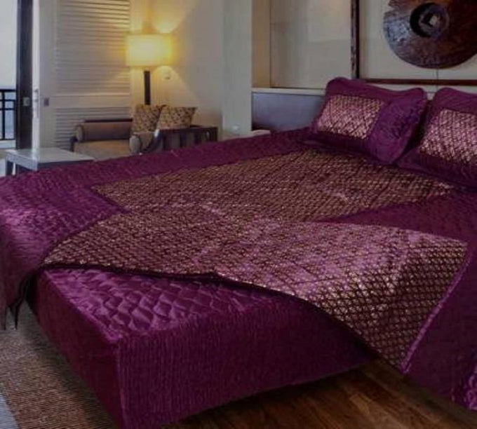 JAIPURI SANGANERI SATIN GOLD PRINTED DESIGNER BEDDING SET SET OF 4 PCS 1 DOUBLE BED BEDSHEET 2 PILLOW COVER 1 DOUBLE BED AC COMFORTER DESIGNER BUTTI FALSA PURPLE