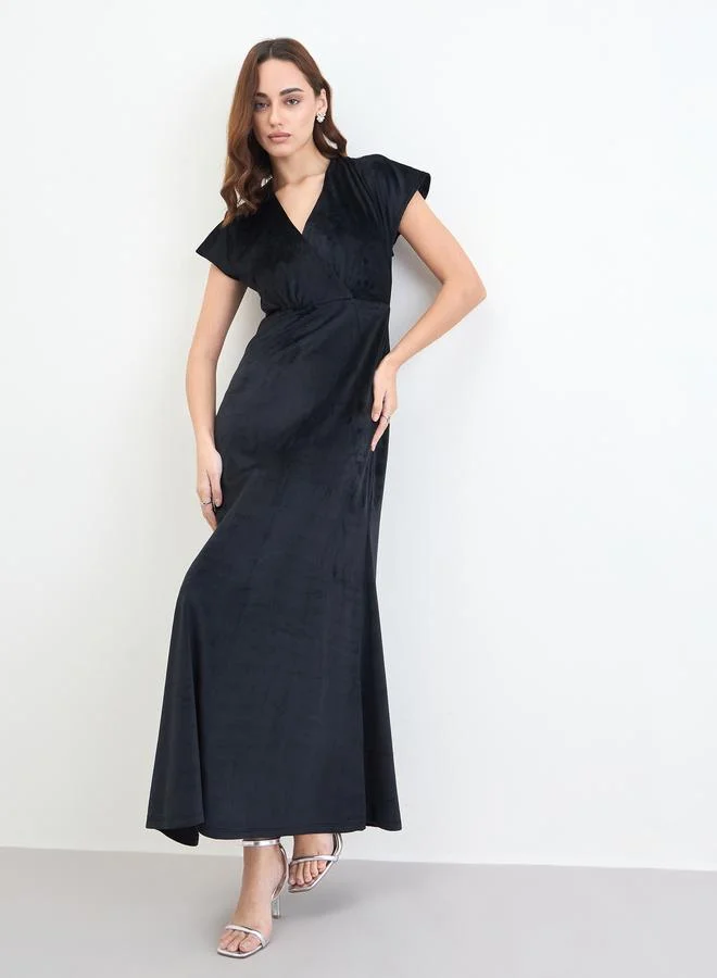 ستايلي فستان طويل بمظهر مخملي وحافة واسعة