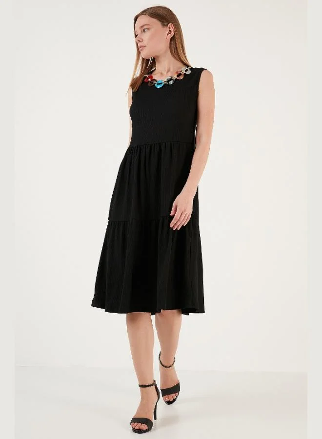 ليلا فستان ميدي بدون أكمام بتفاصيل قلادة ليلا للنساء