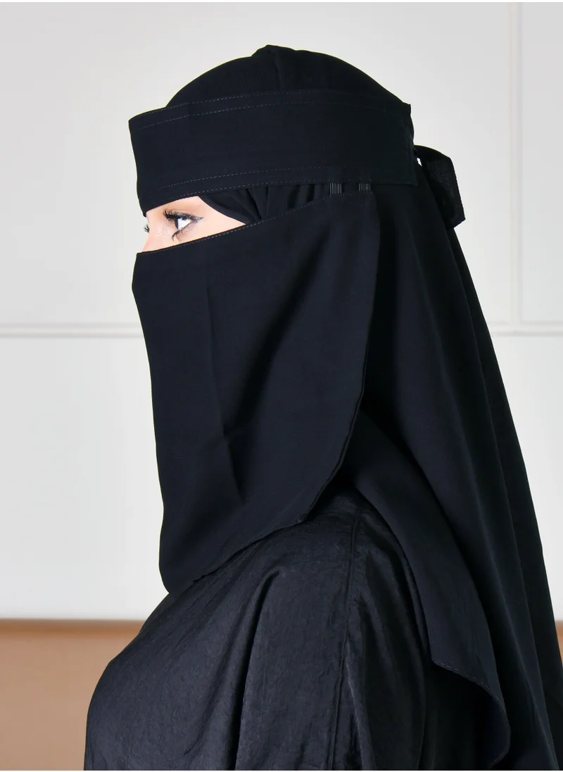 HAWRAA ABAYA A short niqab with elastic bands and a tie closure