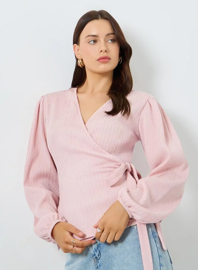 ستايلي بلوزة مضلعة بنمط لف وأكمام منفوخة