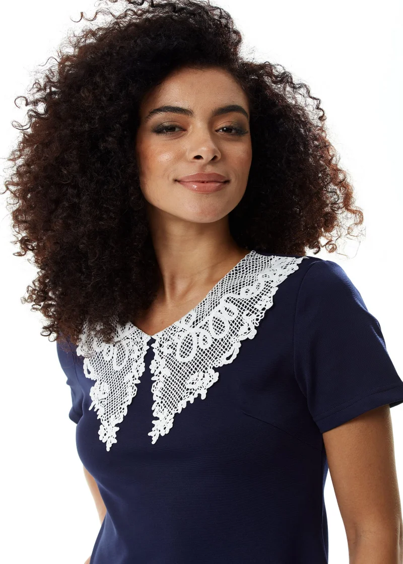 Liquorish فستان قصير أزرق داكن بياقة دانتيل