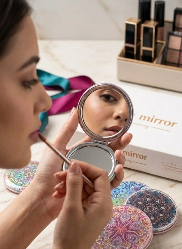 مراية جيب ميني بتصميم ماندالا جليتر - مرآة مكياج محمولة مزدوجة (عادية ومكبرة)، قطر 7 سم - مثالية للشنطة والسفر والهدايا - متوفرة بأشكال وألوان متنوعة. - Image 4
