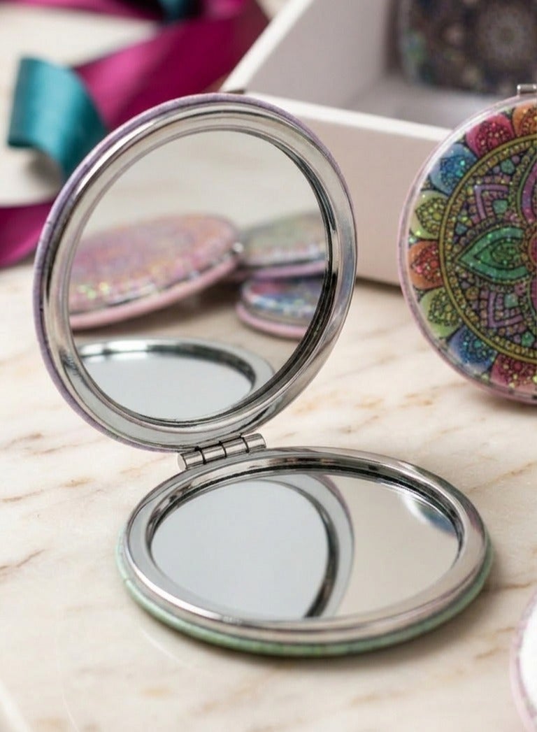 مراية جيب ميني بتصميم ماندالا جليتر - مرآة مكياج محمولة مزدوجة (عادية ومكبرة)، قطر 7 سم - مثالية للشنطة والسفر والهدايا - متوفرة بأشكال وألوان متنوعة. - Image 2