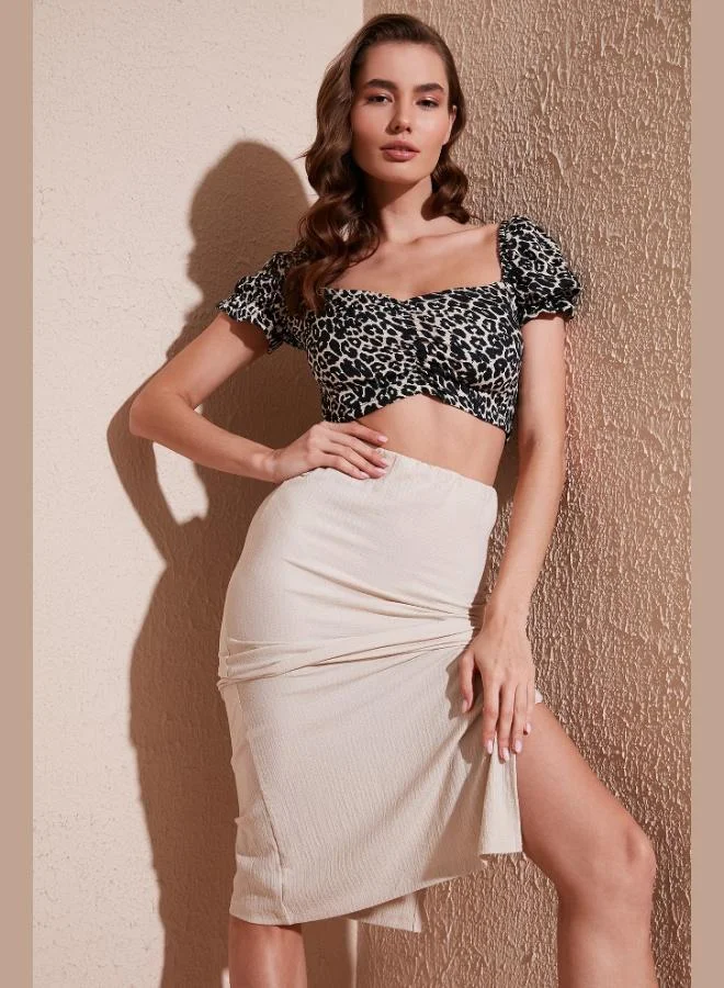 ليلا بلوزة نسائية قصيرة بياقة على شكل قلب وتفاصيل مجمعة من ليلا بقصة ضيقة