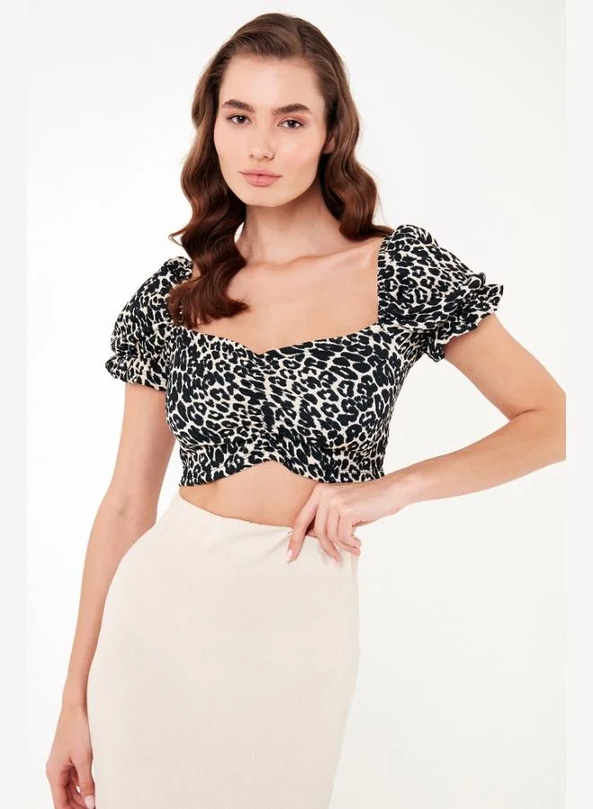 ليلا بلوزة نسائية قصيرة بياقة على شكل قلب وتفاصيل مجمعة من ليلا بقصة ضيقة