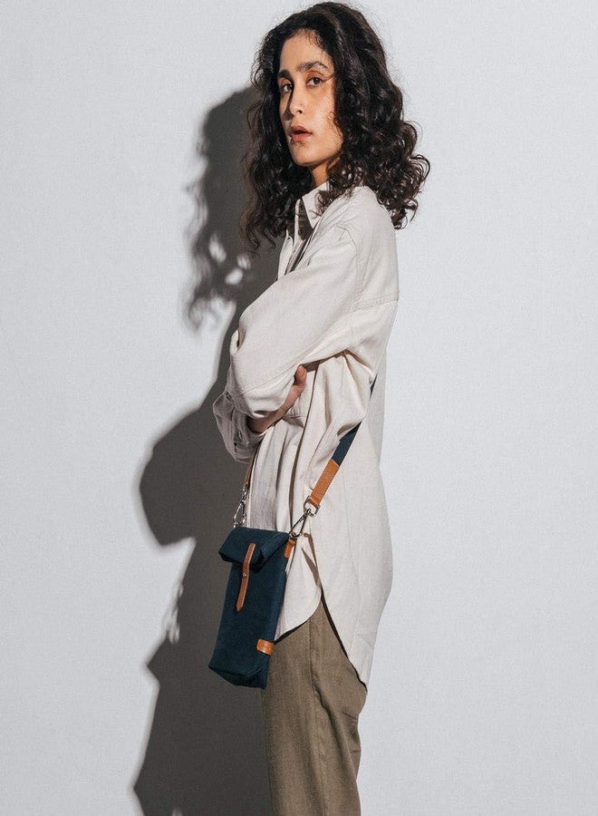 دايلي أوبجيكتز حقيبة كتف سكوت للجنسين من ديلي أوبجكتس | حقيبة قماشية زرقاء داكنة سادة مع جيوب داخلية وخارجية | إغلاق بأزرار أكمام جلدية مع حزام قطني قابل للتعديل | مساحة تخزين للأغراض الأساسية - Image 2