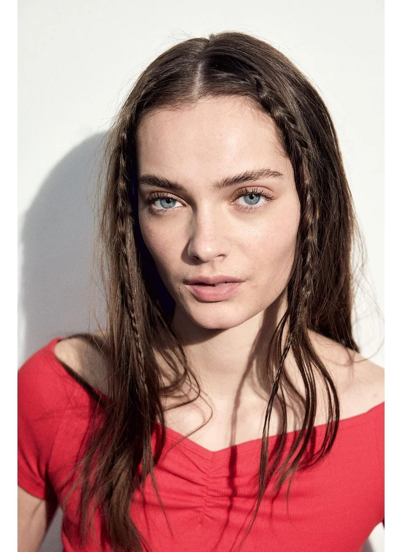 اتش اند ام بلوزة مرنة بقبة واسعة