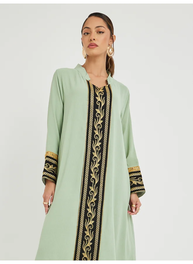 أميرة Amirah Crinkled Collared Jalabiya with Lace Panel
