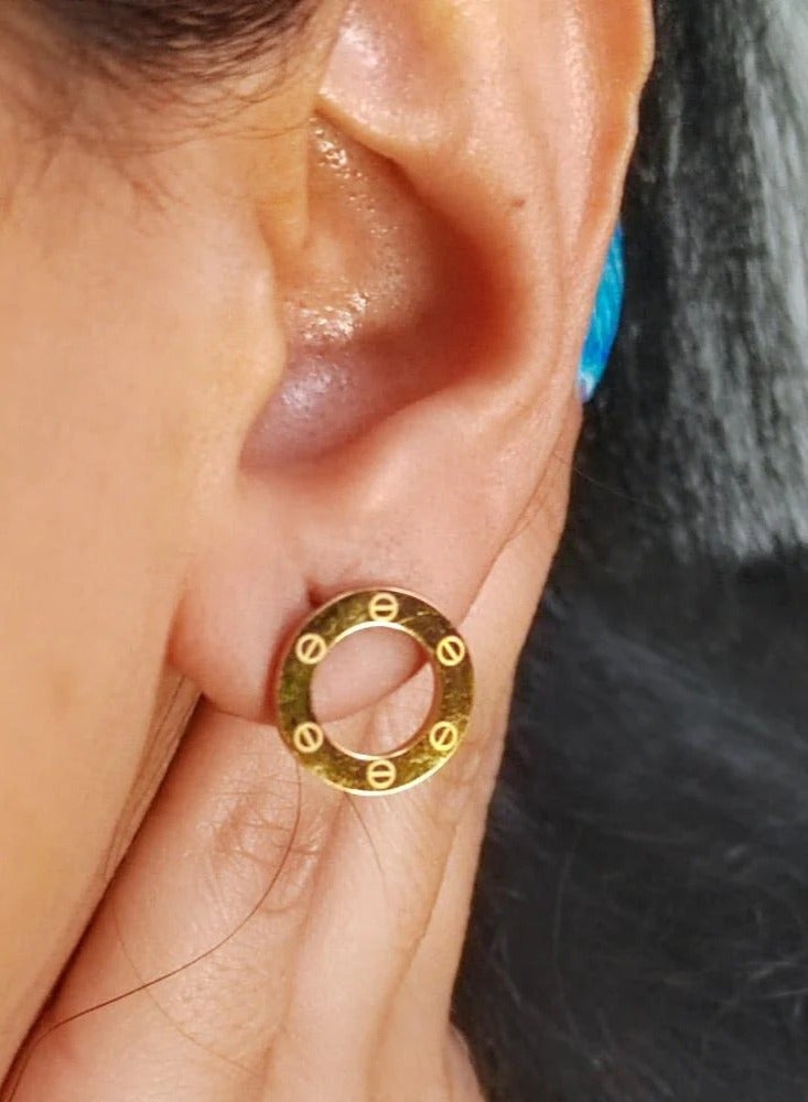 Women's gold circular earring with a delicate and elegant design  - Image 1