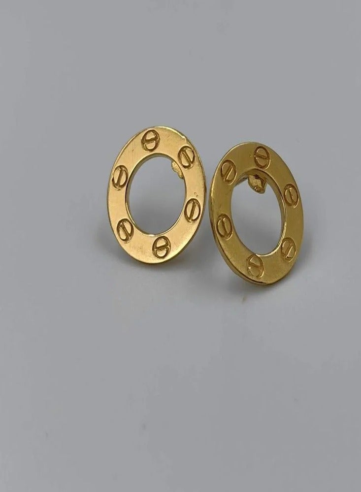 Women's gold circular earring with a delicate and elegant design  - Image 2