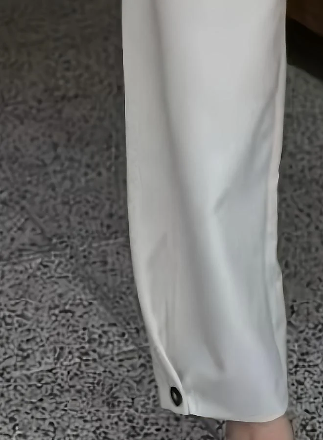 تايك تو بنطال بلون سادة بتفاصيل أزرار وقصة منحنية