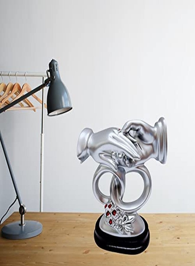 Goldiluxe تمثال مصغر لزوجين من الراتنج من جولديلوكس، هدية مثالية للأزواج (فضي، 10 × 8 × 6 سم)، هدية عيد الحب، هدية للأزواج - Image 4