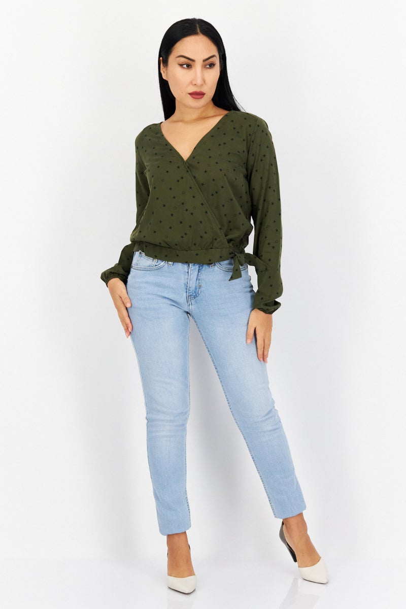 Eddie Bauer بلوزة نسائية بأكمام طويلة وفتحة على شكل حرف V، مطبوعة بالكامل، زيتوني - Image 2