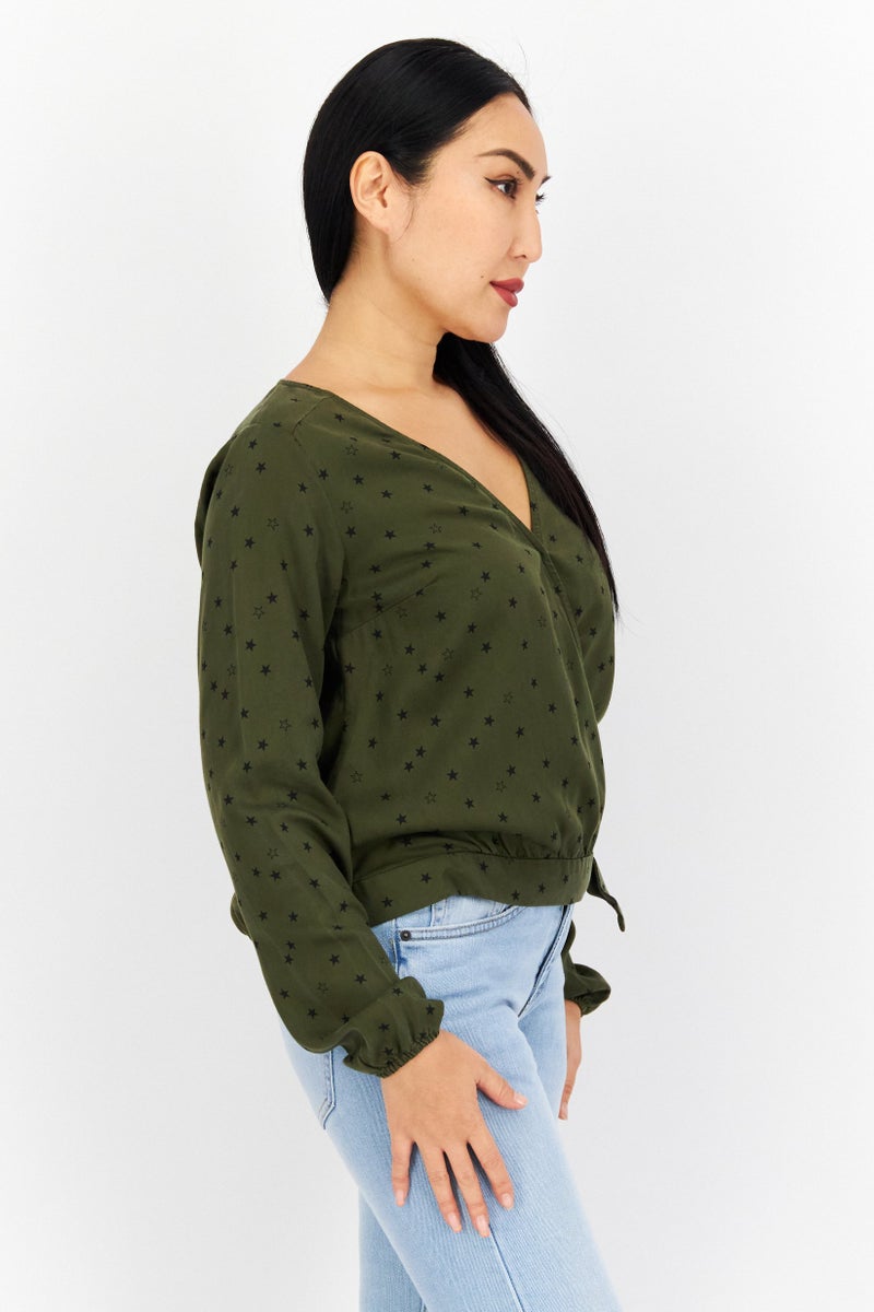 Eddie Bauer بلوزة نسائية بأكمام طويلة وفتحة على شكل حرف V، مطبوعة بالكامل، زيتوني - Image 4