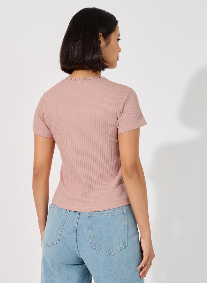 ستايلي بلوزة محبوكة بتفاصيل مضلعة ودانتيل - Image 4