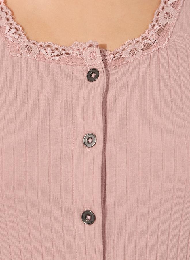 ستايلي بلوزة محبوكة بتفاصيل مضلعة ودانتيل - Image 3