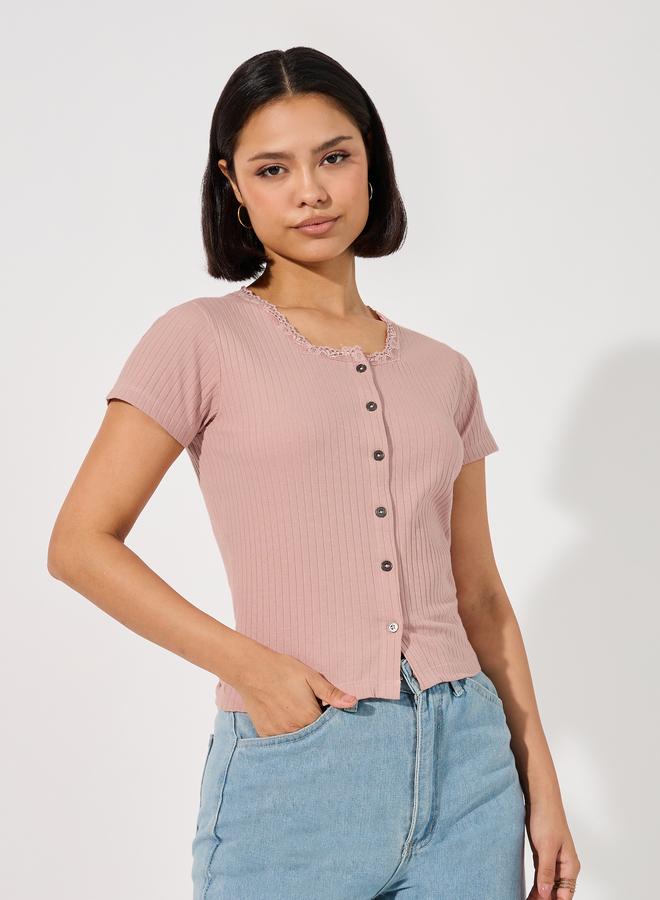 ستايلي بلوزة محبوكة بتفاصيل مضلعة ودانتيل - Image 1