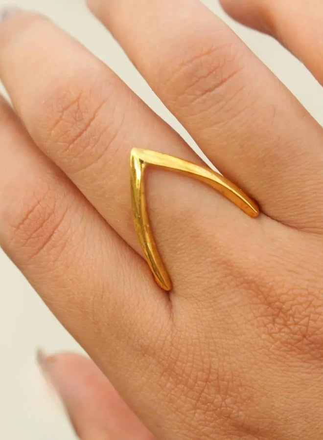 Cart Log خاتم كارت لوج مطلي بالذهب على شكل حرف V للنساء والفتيات | قطعة مجوهرات مميزة | خاتم جريء وعريض | خاتم بوهيمي مقاوم للصدأ وقابل للتكديس | إكسسوار شاطئي عصري للنساء - Image 2