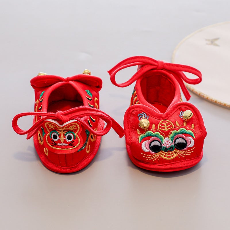 Tiger head shoes baby boys and girls 1 year old 100 days newborn handmade tiger head cloth shoes grab week shoes intangible heritage H01 red