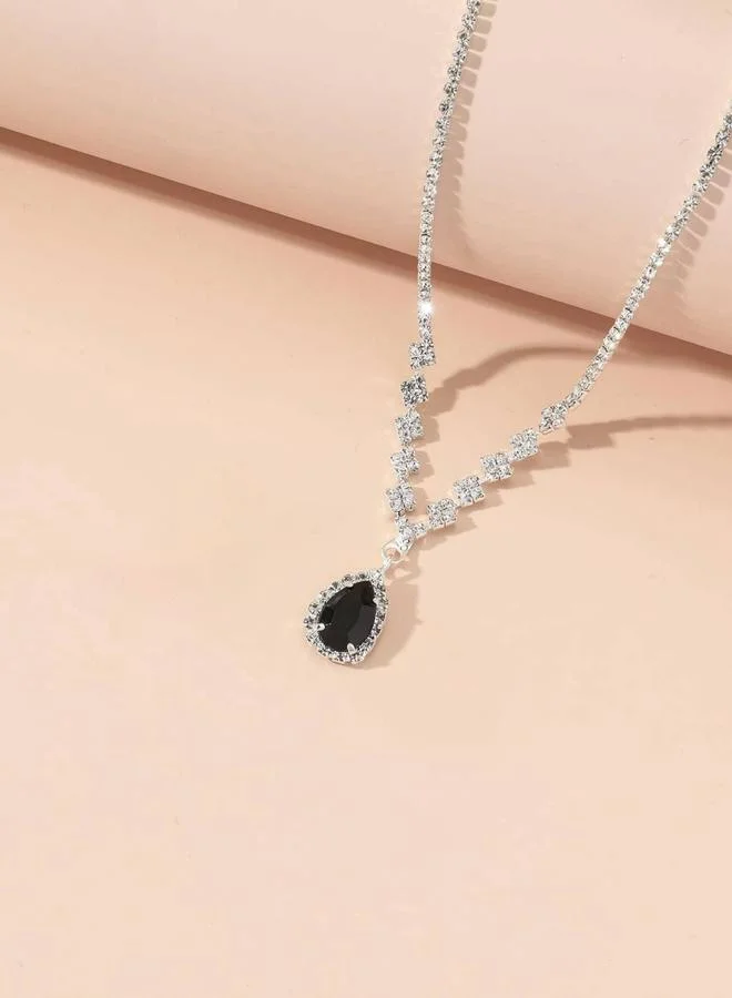 تايك تو عقد مزين بدلاية متدلية بنمط متناقض