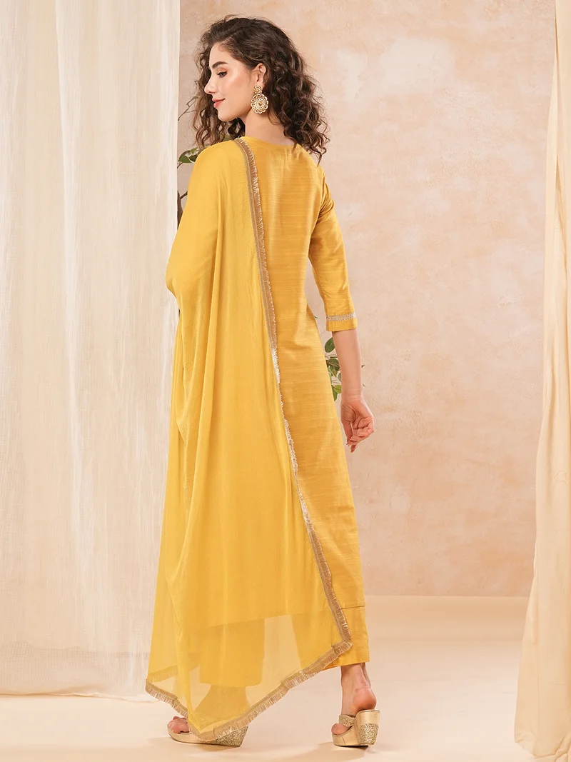 جلو باص Women Ethnic Motifs Yoke Design Panelled Sequinned Kurta With Trousers & With Dupatta