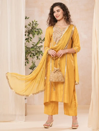 جلو باص Women Ethnic Motifs Yoke Design Panelled Sequinned Kurta With Trousers & With Dupatta