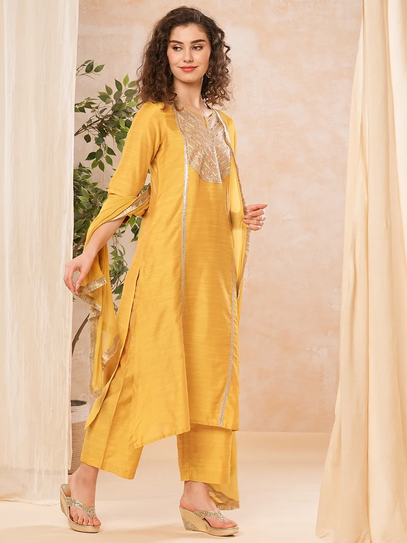 جلو باص Women Ethnic Motifs Yoke Design Panelled Sequinned Kurta With Trousers & With Dupatta