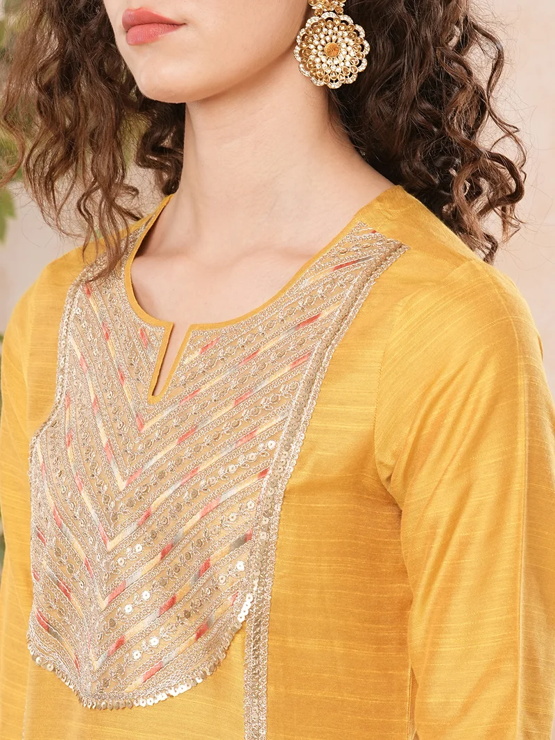 جلو باص Women Ethnic Motifs Yoke Design Panelled Sequinned Kurta With Trousers & With Dupatta