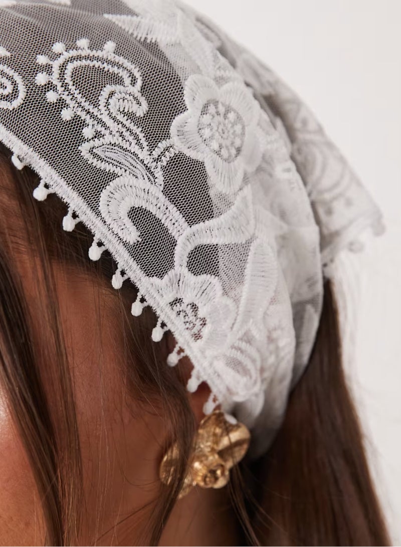 آيسوس ديزاين ASOS DESIGN وشاح رأس من الدانتيل باللون الأبيض مع تفاصيل ربطة عنق - Image 2