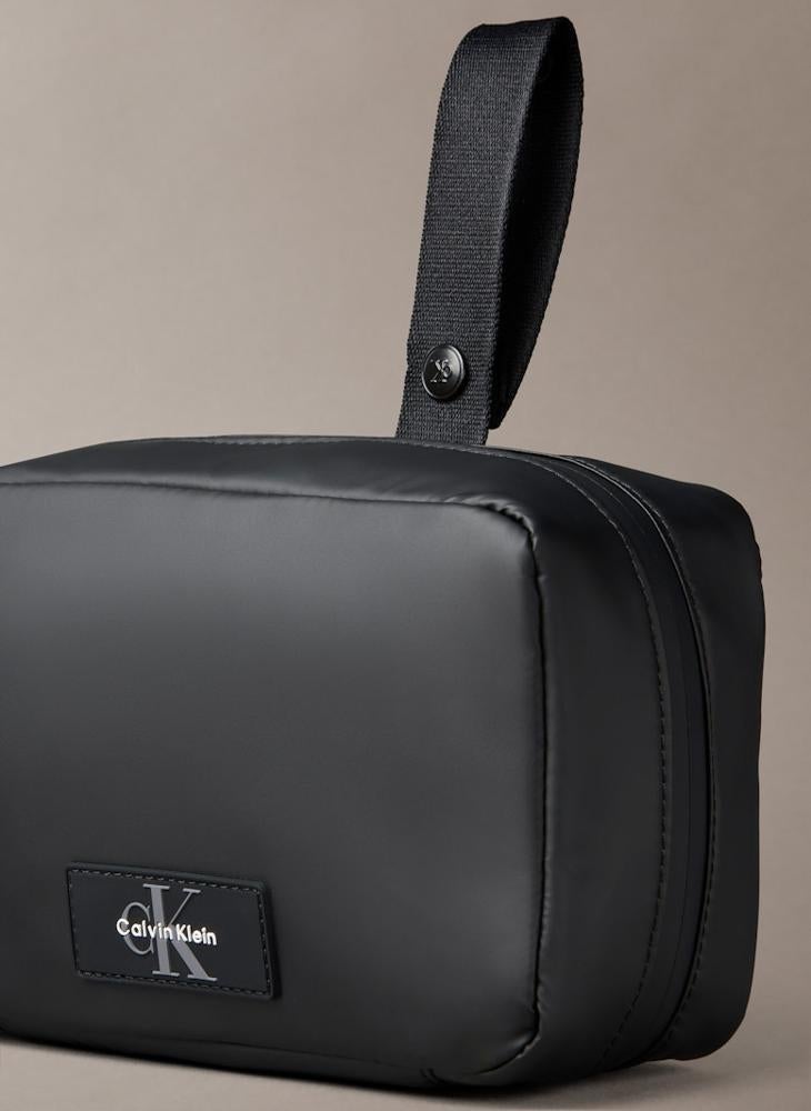 كالفن كلاين حقيبة أدوات زينة بسحاب - Image 2