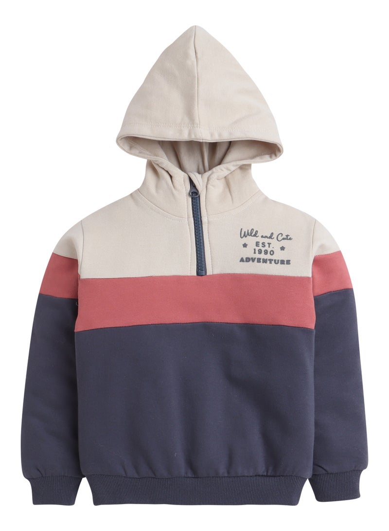 ديركجي طقم رياضي قطعتين للأولاد بلون كريمي وتراكوتا ورمادي - Image 3