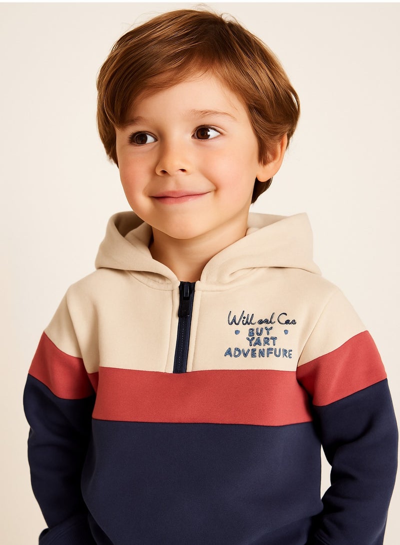 ديركجي طقم رياضي قطعتين للأولاد بلون كريمي وتراكوتا ورمادي - Image 5