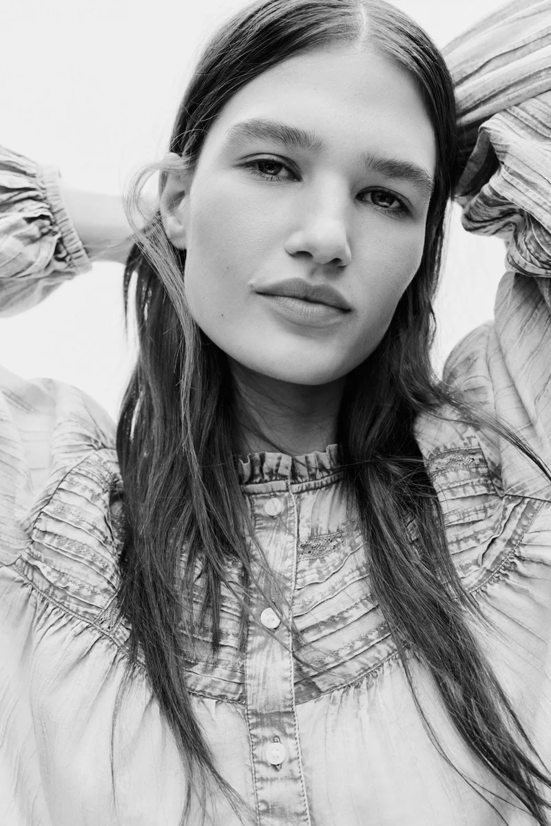 اتش اند ام بلوزة قطنية بمظهر الدنيم