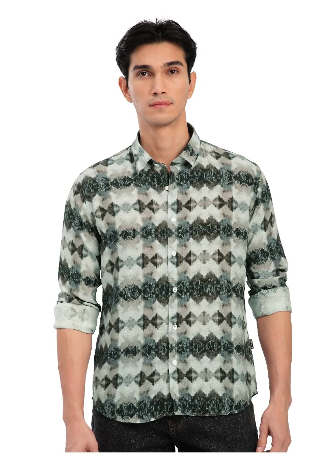 بيونغ قميص بطبعة قبلية مجردة باللون البني