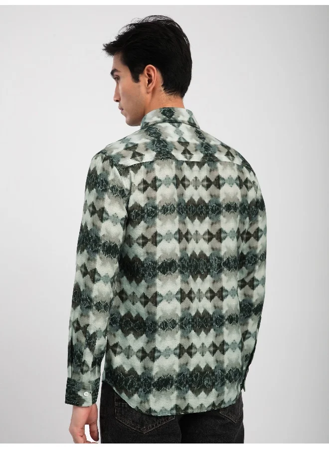 بيونغ قميص بطبعة قبلية مجردة باللون البني