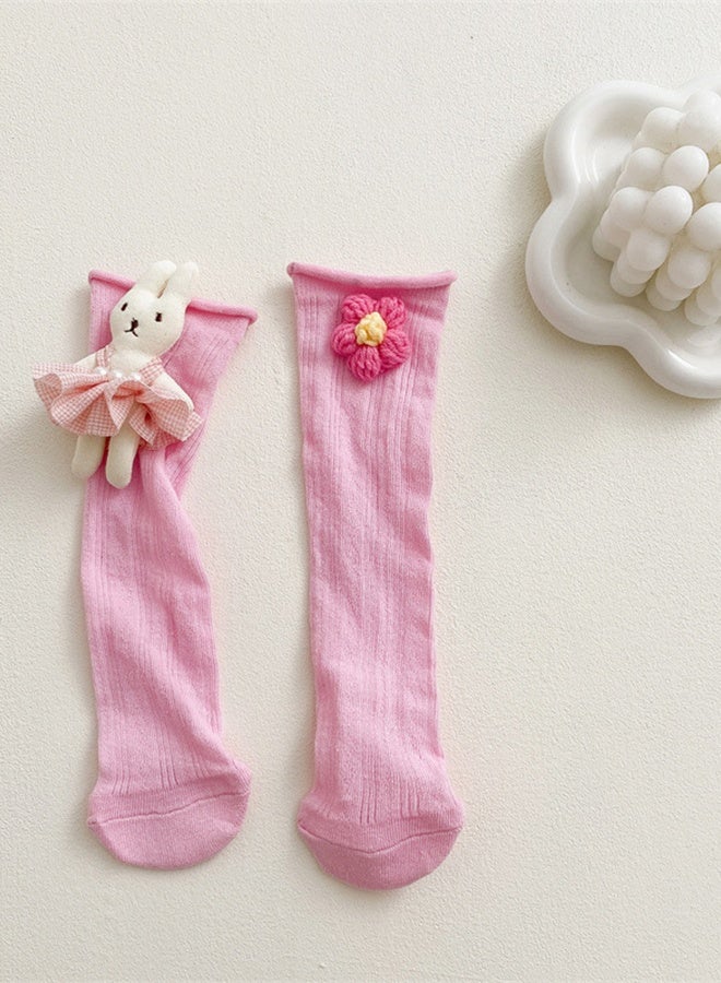 جوارب طويلة للأطفال تصل إلى الركبة، مزينة بدمية أرنب ثلاثية الأبعاد وزهور كروشيه، جوارب قصيرة للفتيات الصغيرات، جوارب قطنية ناعمة مضلعة عمودياً للأطفال، جوارب أطفال لطيفة مناسبة للتصوير اليومي - وردي - Image 1