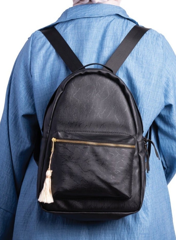 ايه ار سابلاي Ar Roots من Arij Bags | شنطة ظهر للاستخدام اليومي والجامعة، مناسبة للتابلت والأغراض اليومية، حجم متوسط، جيب رئيسي، جيب يحمي التابلت، جيب أمامي، جيوب داخلية متعددة  (أسود) - Image 1