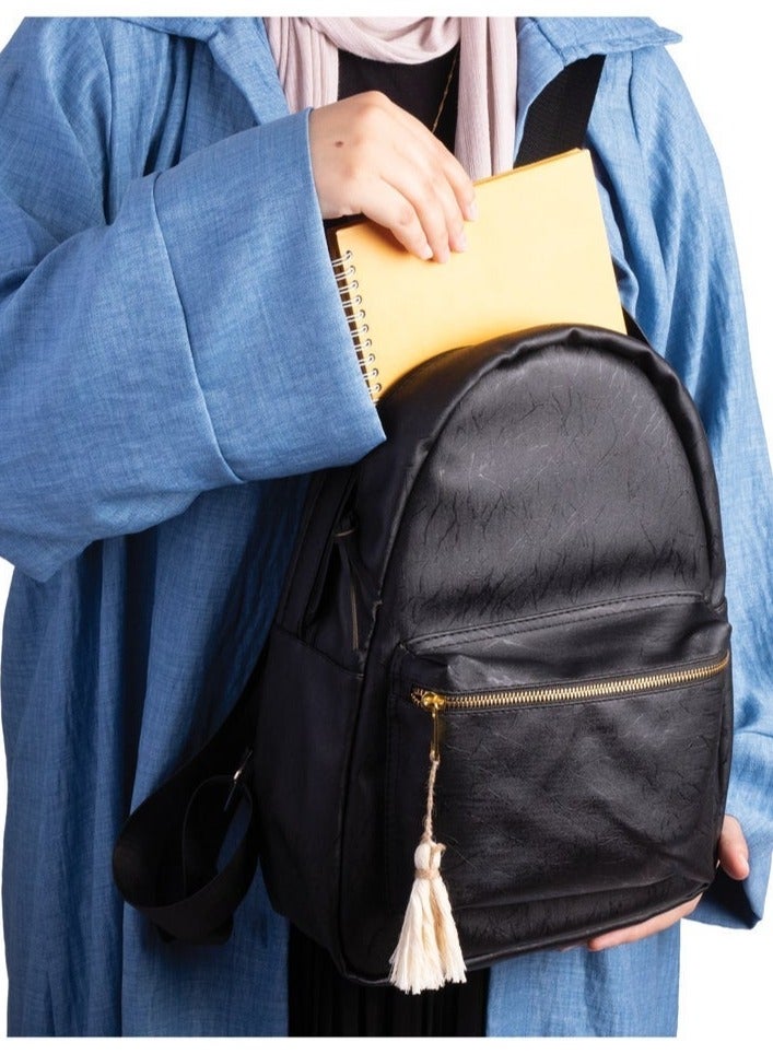 ايه ار سابلاي Ar Roots من Arij Bags | شنطة ظهر للاستخدام اليومي والجامعة، مناسبة للتابلت والأغراض اليومية، حجم متوسط، جيب رئيسي، جيب يحمي التابلت، جيب أمامي، جيوب داخلية متعددة  (أسود) - Image 4