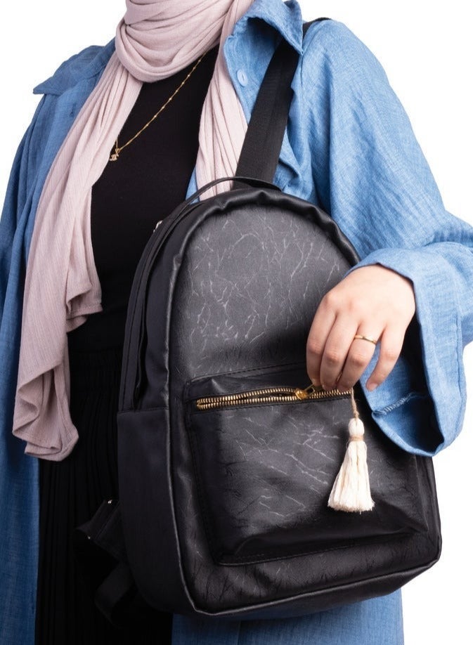 ايه ار سابلاي Ar Roots من Arij Bags | شنطة ظهر للاستخدام اليومي والجامعة، مناسبة للتابلت والأغراض اليومية، حجم متوسط، جيب رئيسي، جيب يحمي التابلت، جيب أمامي، جيوب داخلية متعددة  (أسود) - Image 3