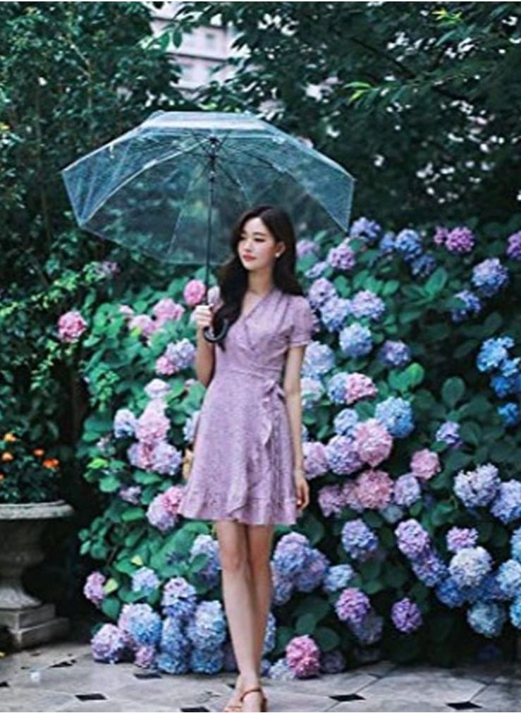 The transparent canopy is suitable for protection from the sun and rain, the reverse fold mechanism allows you to fold the umbrella while closing the wet surface