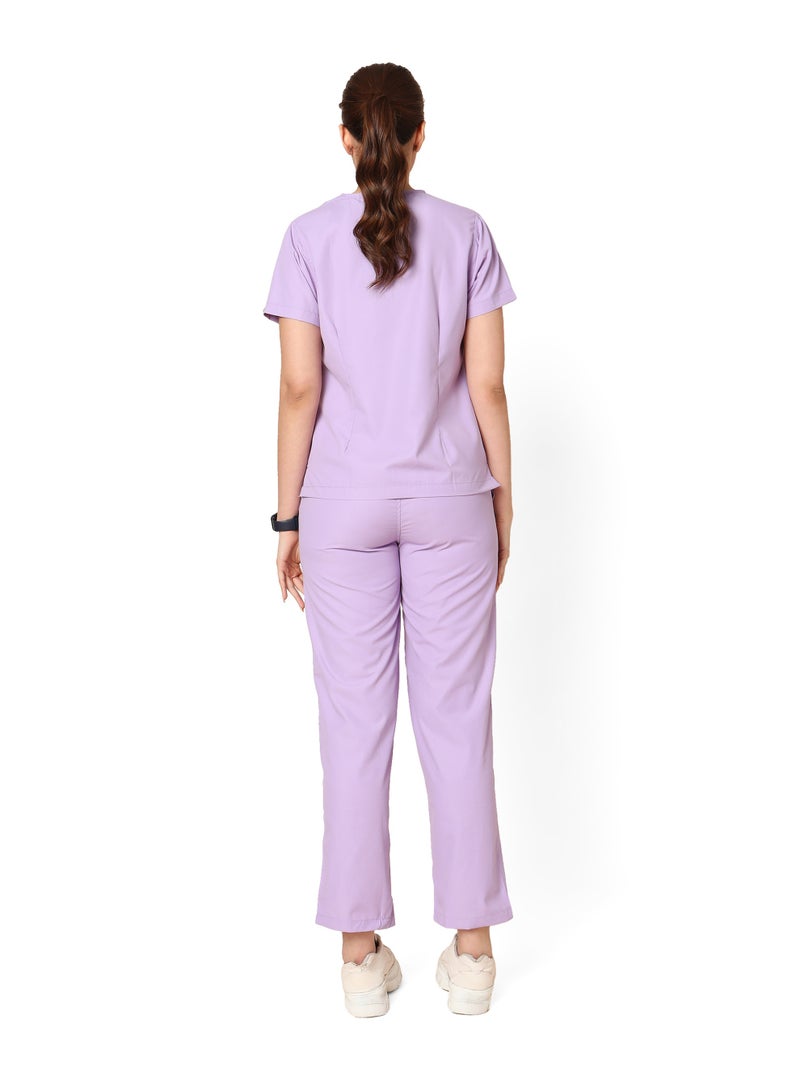 KNYA زيّ طبي نسائي كلاسيكي من KNYA بخمسة جيوب | ياقة على شكل حرف V | تصميم مرن ومريح للجزء العلوي والسفلي | جيوب سهلة الوصول | زيّ موحد للأطباء | لون أرجواني فاتح (مقاس L، لون أرجواني فاتح) - Image 2