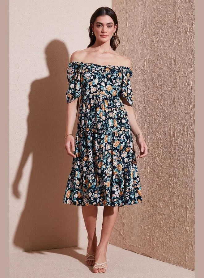 ليلا فستان نسائي متوسط الطول بياقة كارمن وتفاصيل مزمومة بنقشة ليلا ومقاس واسع