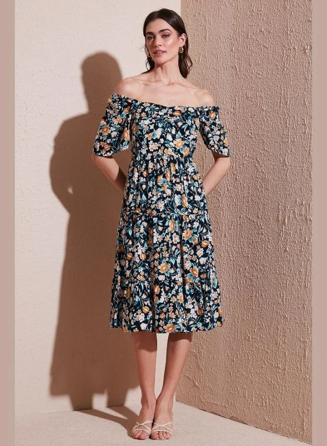 ليلا فستان نسائي متوسط الطول بياقة كارمن وتفاصيل مزمومة بنقشة ليلا ومقاس واسع